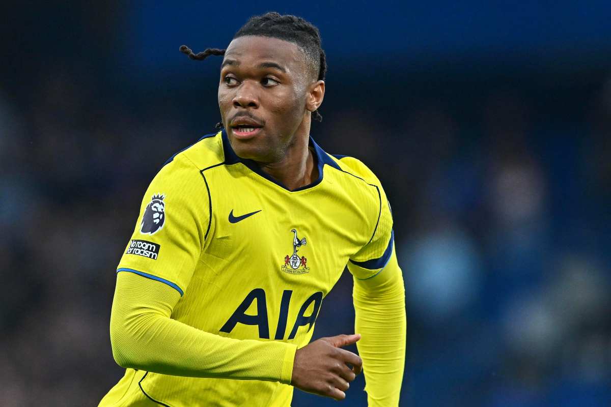 Udogie con la maglia del Tottenham