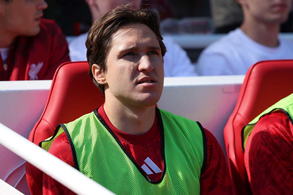 Federico Chiesa in panchina con il Liverpool