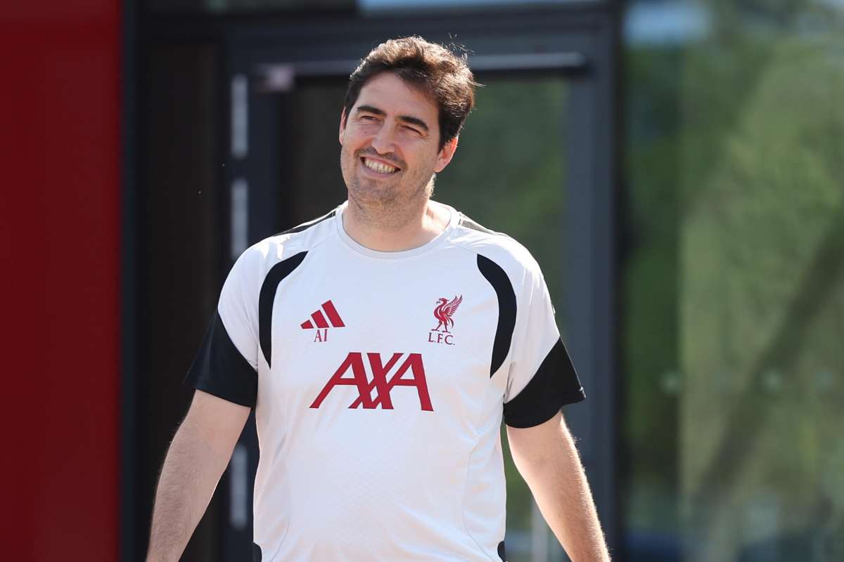 Iraola, tecnico del Liverpool, sorridente
