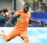 Kessié calcia un pallone vagante