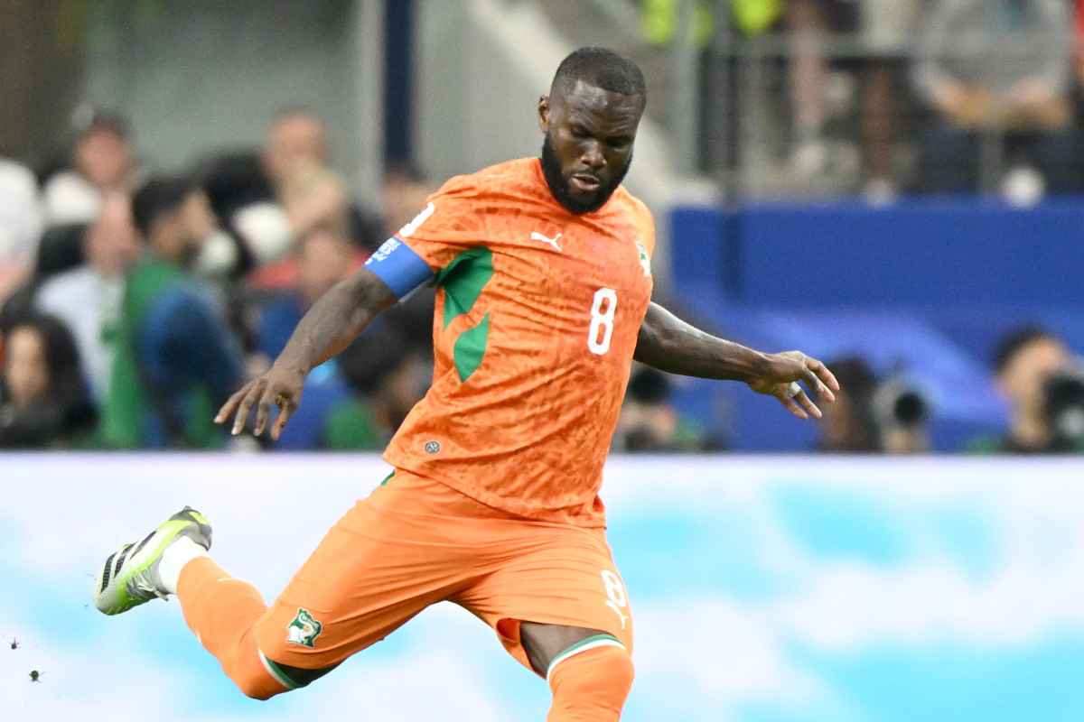 Kessié calcia un pallone vagante