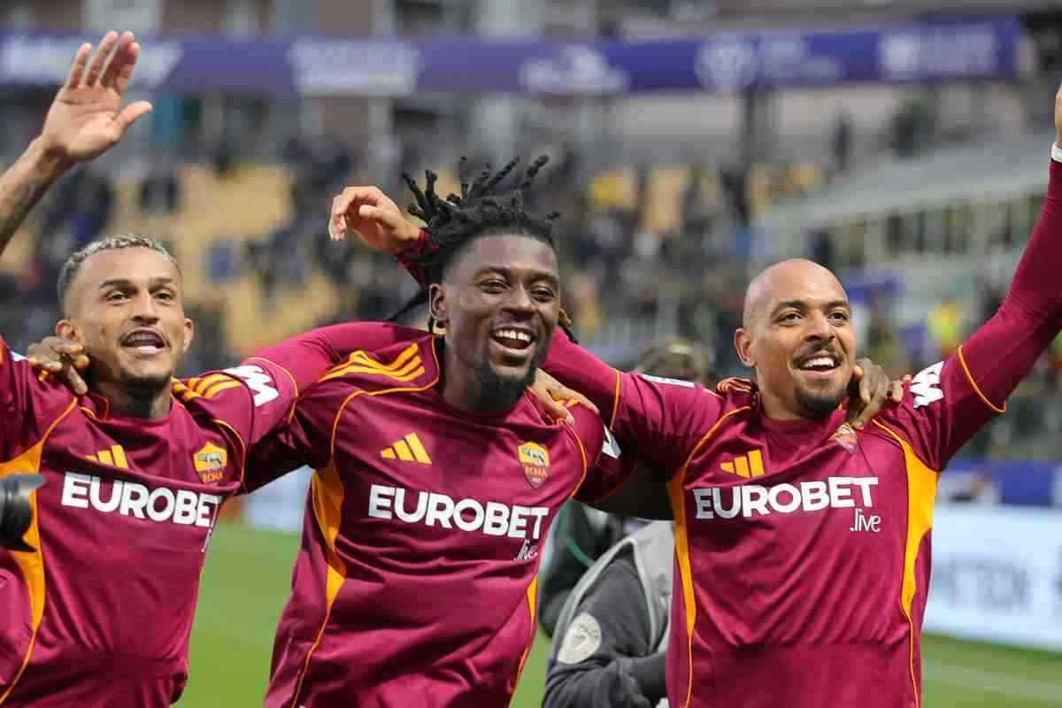 Manu Koné festeggia con Malen e Wesley