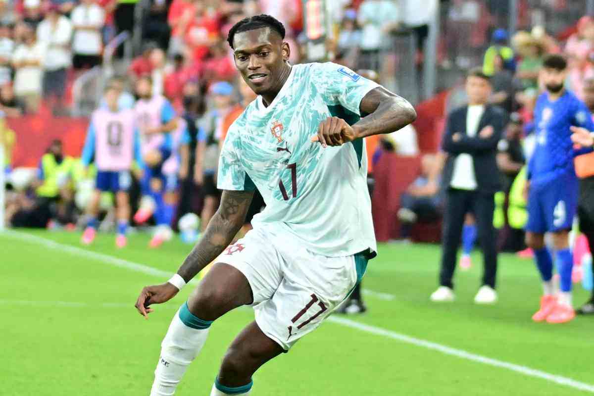 Rafa Leao prova a saltare l'uomo
