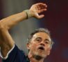 Luis Enrique alza il braccio in panchina