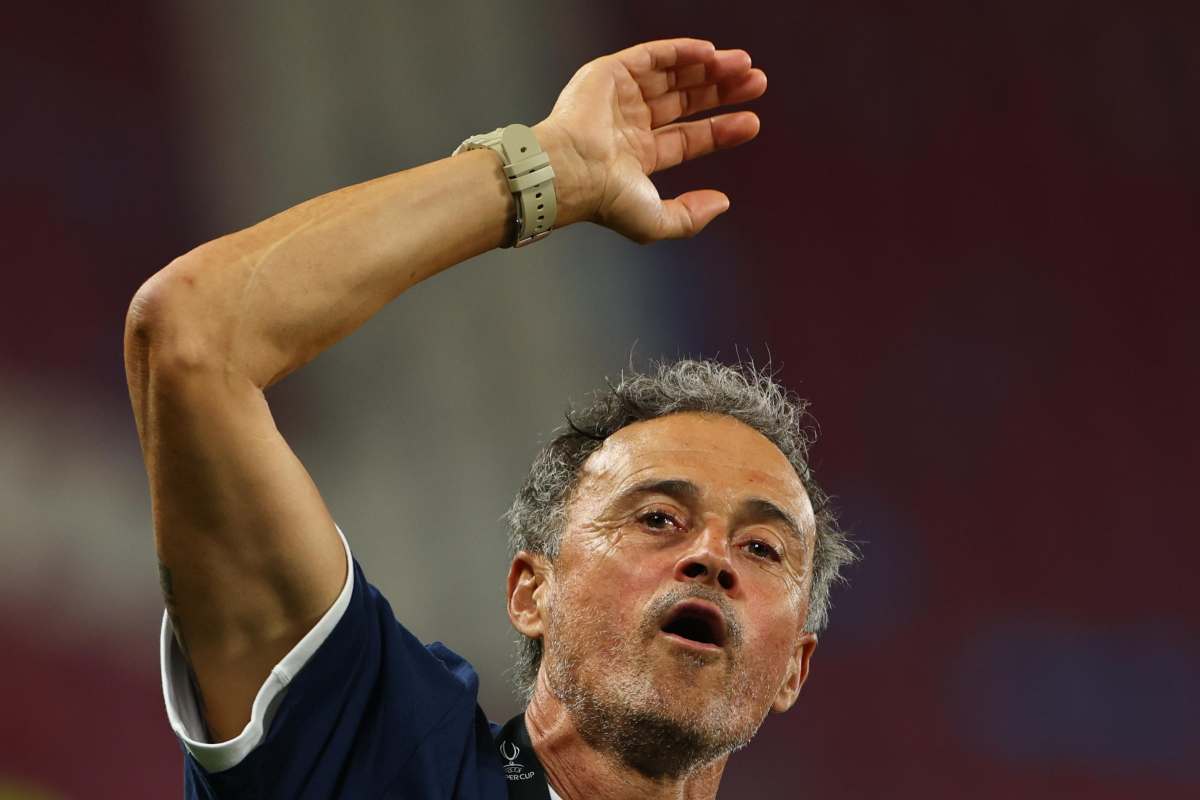 Luis Enrique alza il braccio in panchina