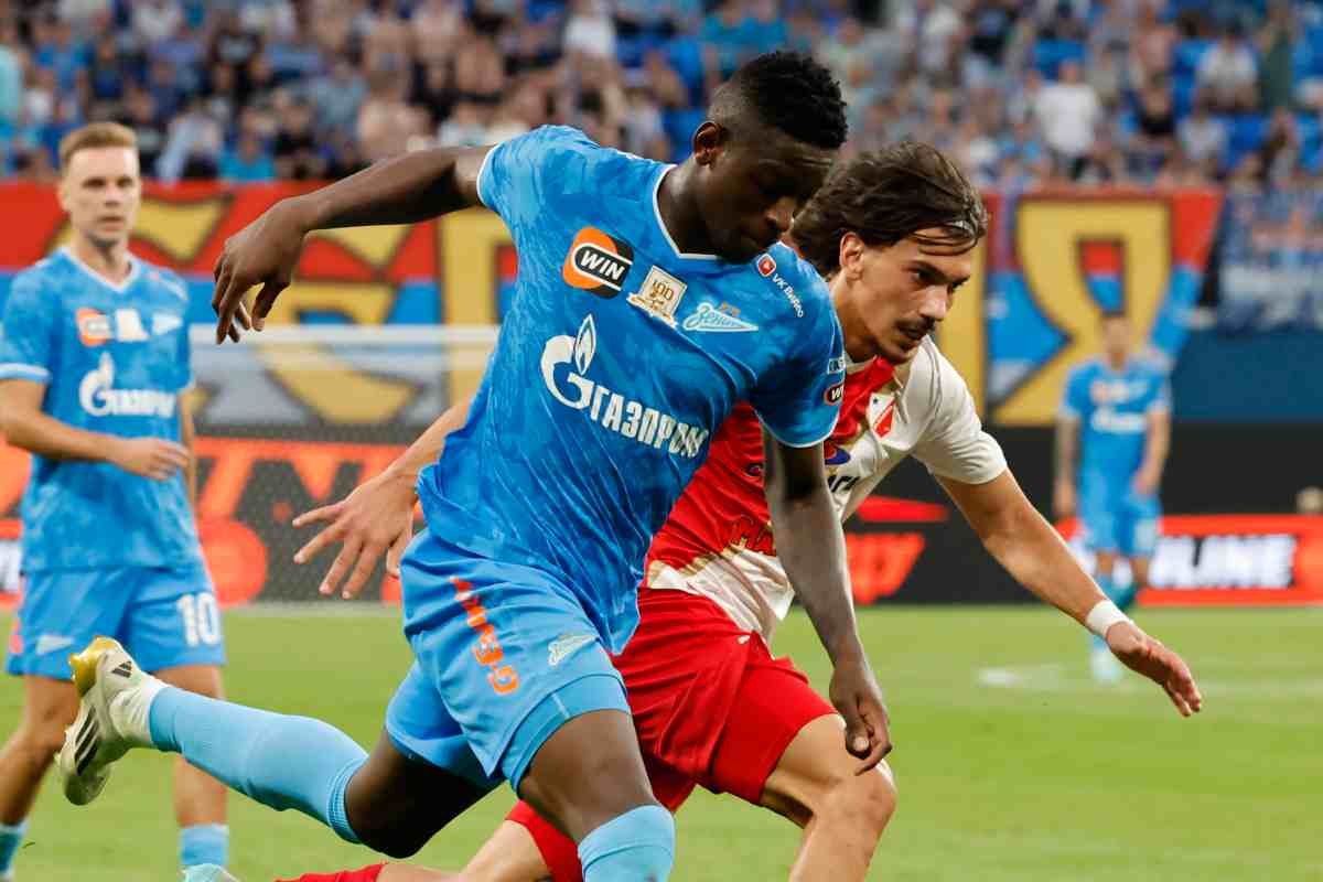 Luiz Henrique prova a sgusciare dalla marcatura avversaria