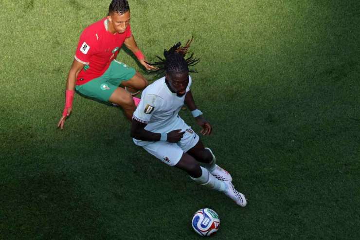 Manu Koné in azione con la Francia