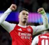 Martinelli, attaccante dell'Arsenal, alza le braccia al cielo