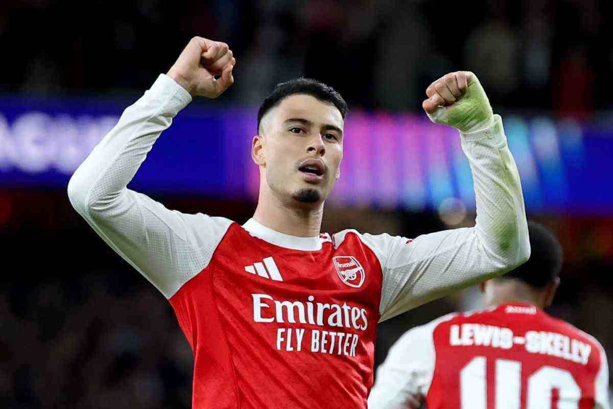 Martinelli, attaccante dell'Arsenal, alza le braccia al cielo