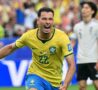 Martinelli esulta dopo il gol