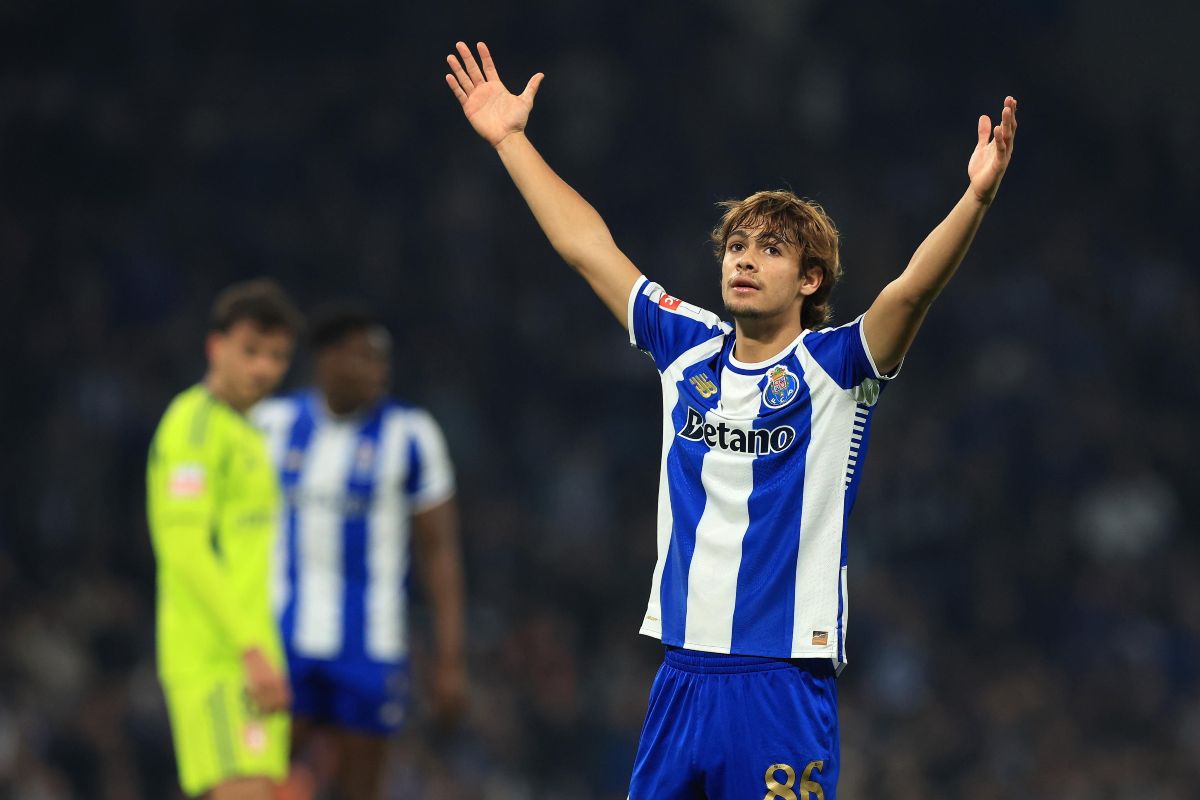 Rodrigo Mora esulta con il Porto