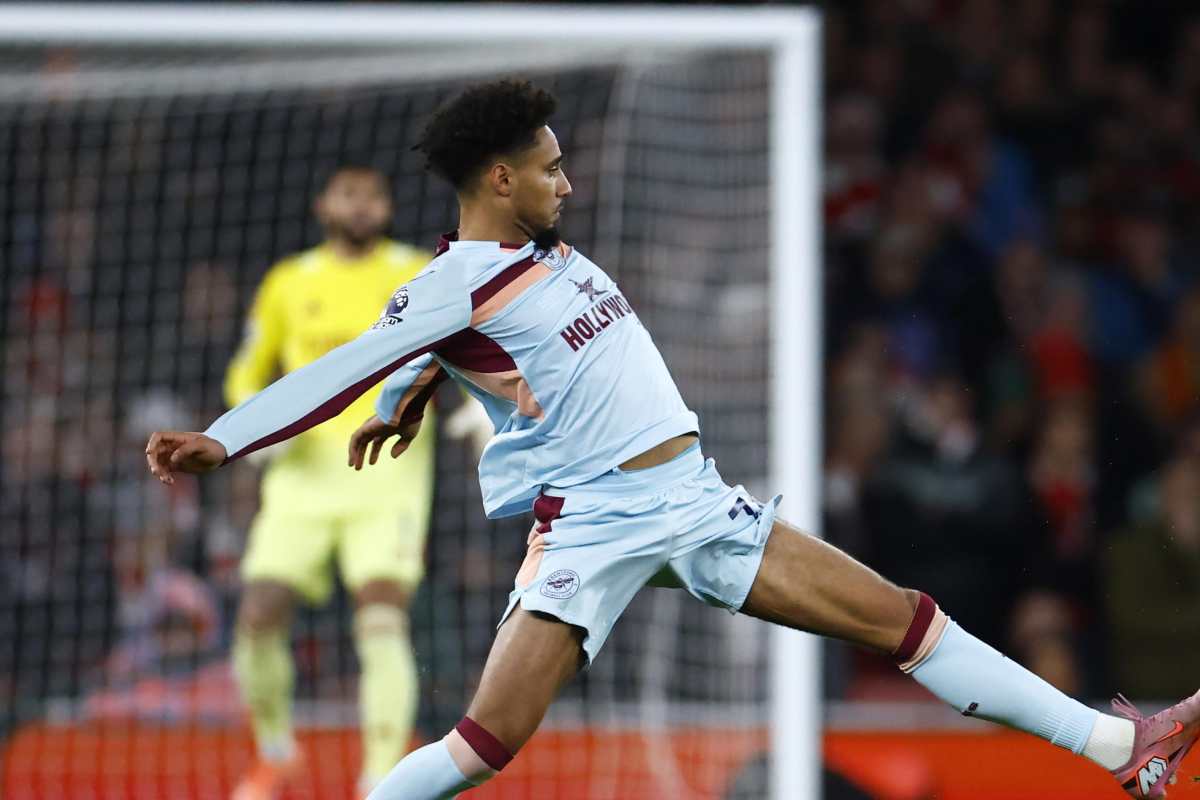 Schade allunga la gamba per intercettare il pallone