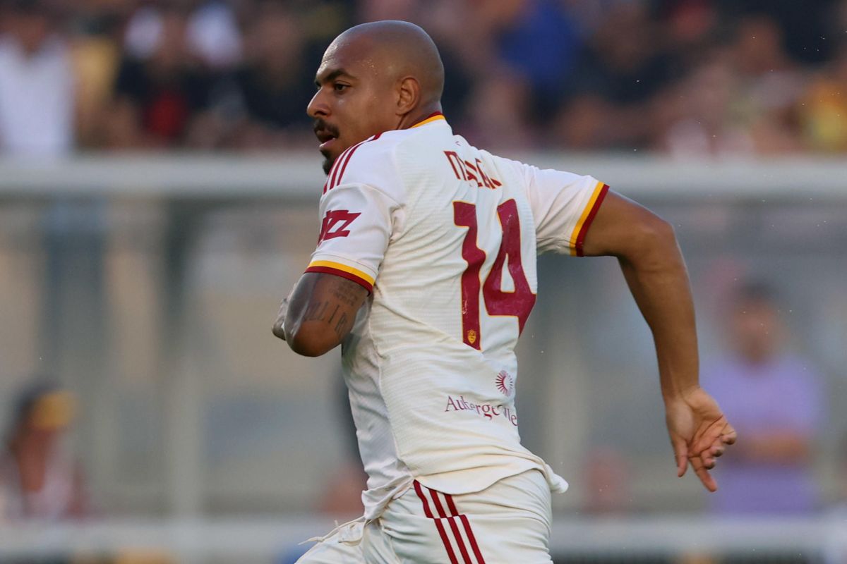 Donyell Malen con la maglia bianca della Roma