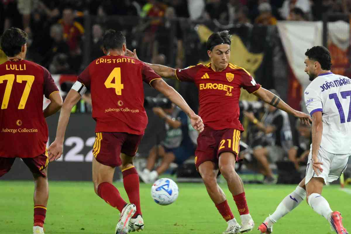 Paulo Dybala prova ad arrivare sul pallone