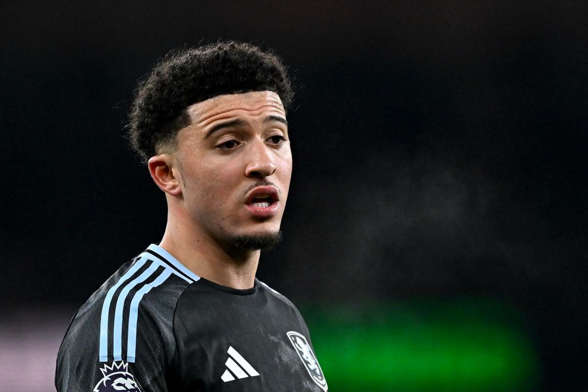 Jadon Sancho con la maglia dell'Aston Villa
