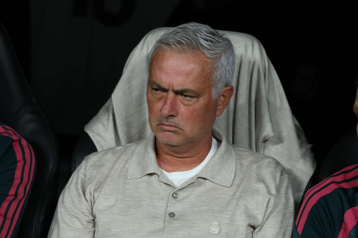 Lo sguardo scuro di Mourinho in panchina