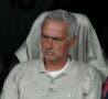 Mourinho scuro in volto in panchina