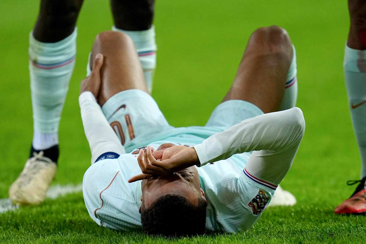 Kylian Mbappé dolorante a terra