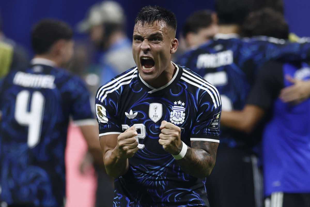 Lautaro Martinez con la maglia dell'Argentina
