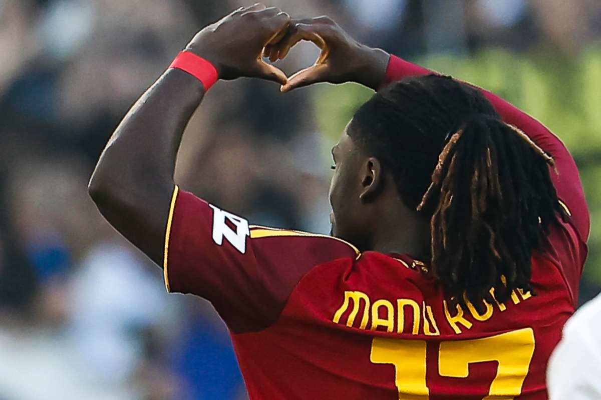 Manu Koné fa il simbolo del cuore