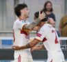Soulé e Dybala si abbracciano dopo un gol