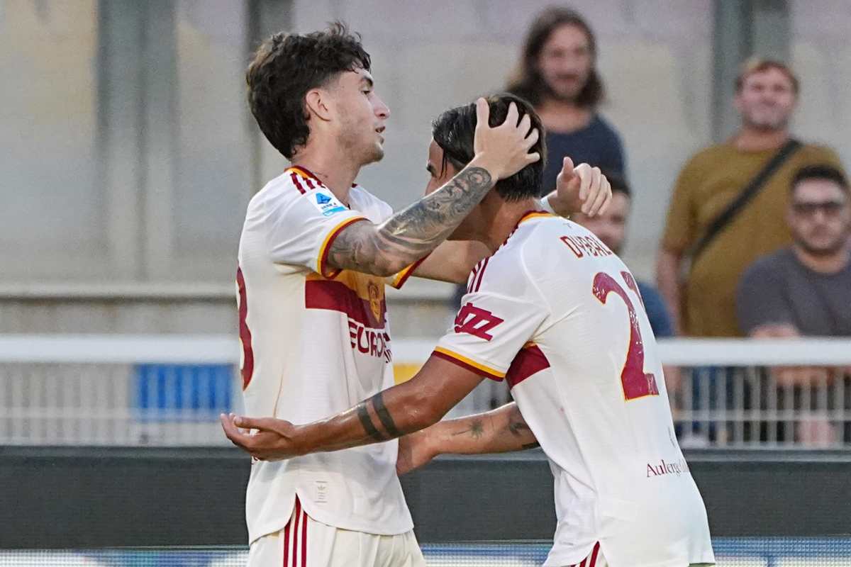 Soulé e Dybala si abbracciano dopo un gol