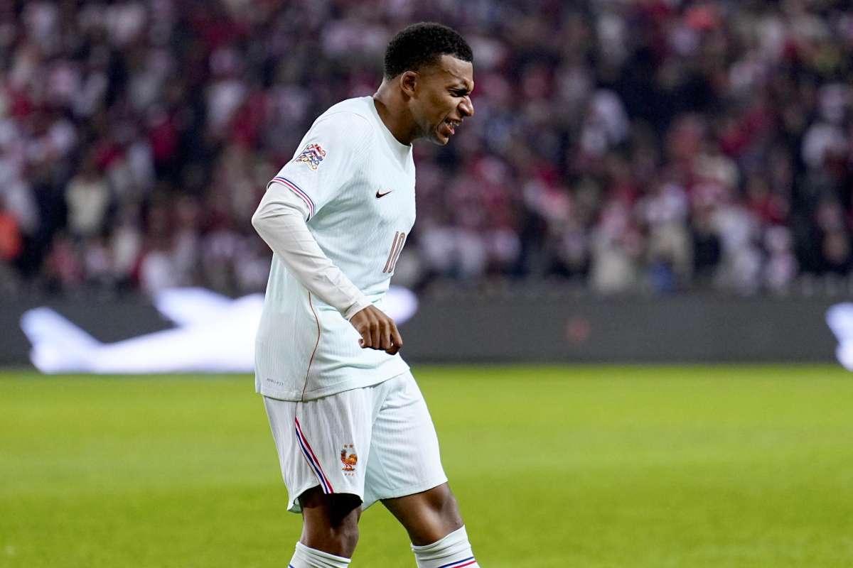 Mbappé dolorante dopo l'infortunio al ginocchio