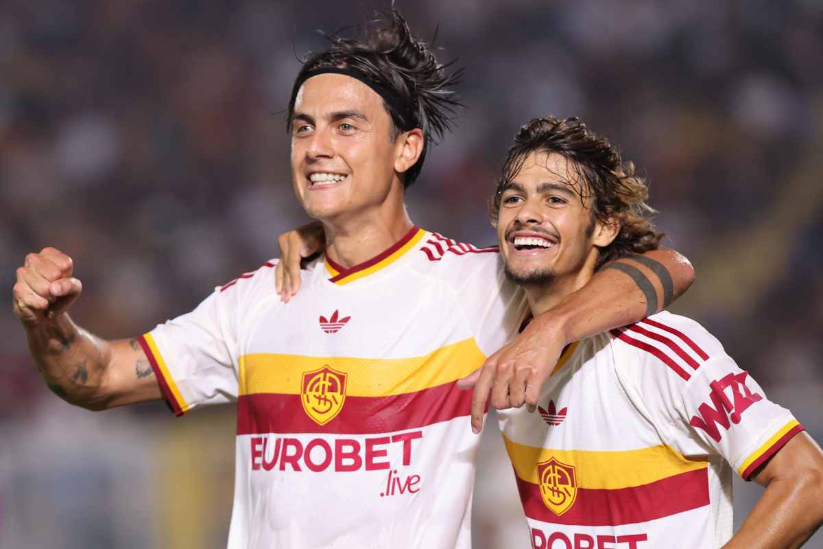 Dybala abbraccia Mora dopo il gol