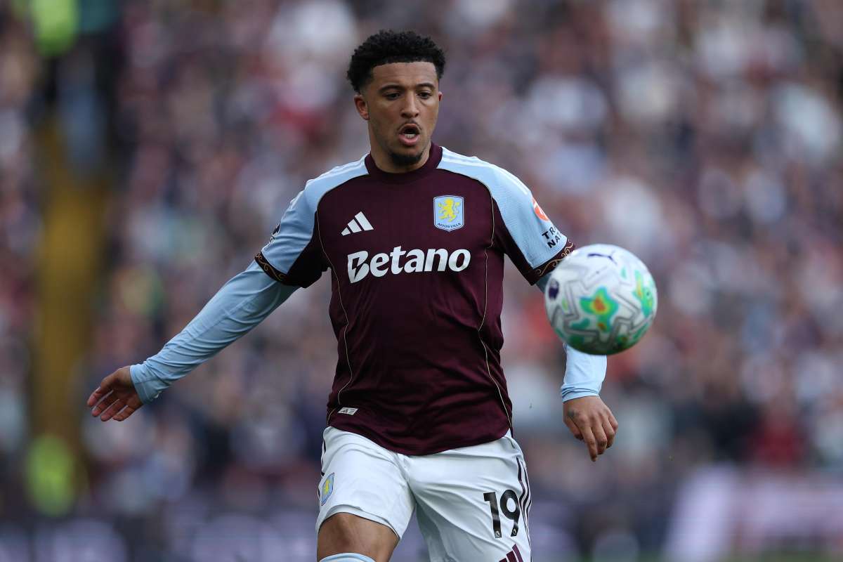 Jadon Sancho con la maglia dell'Aston Villa