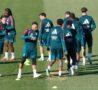 Mbappé scherza con i compagni in allenamento