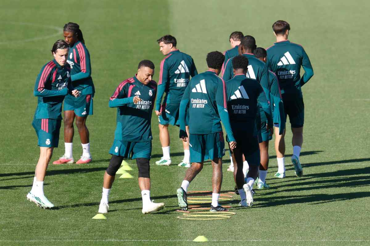 Mbappé scherza con i compagni in allenamento