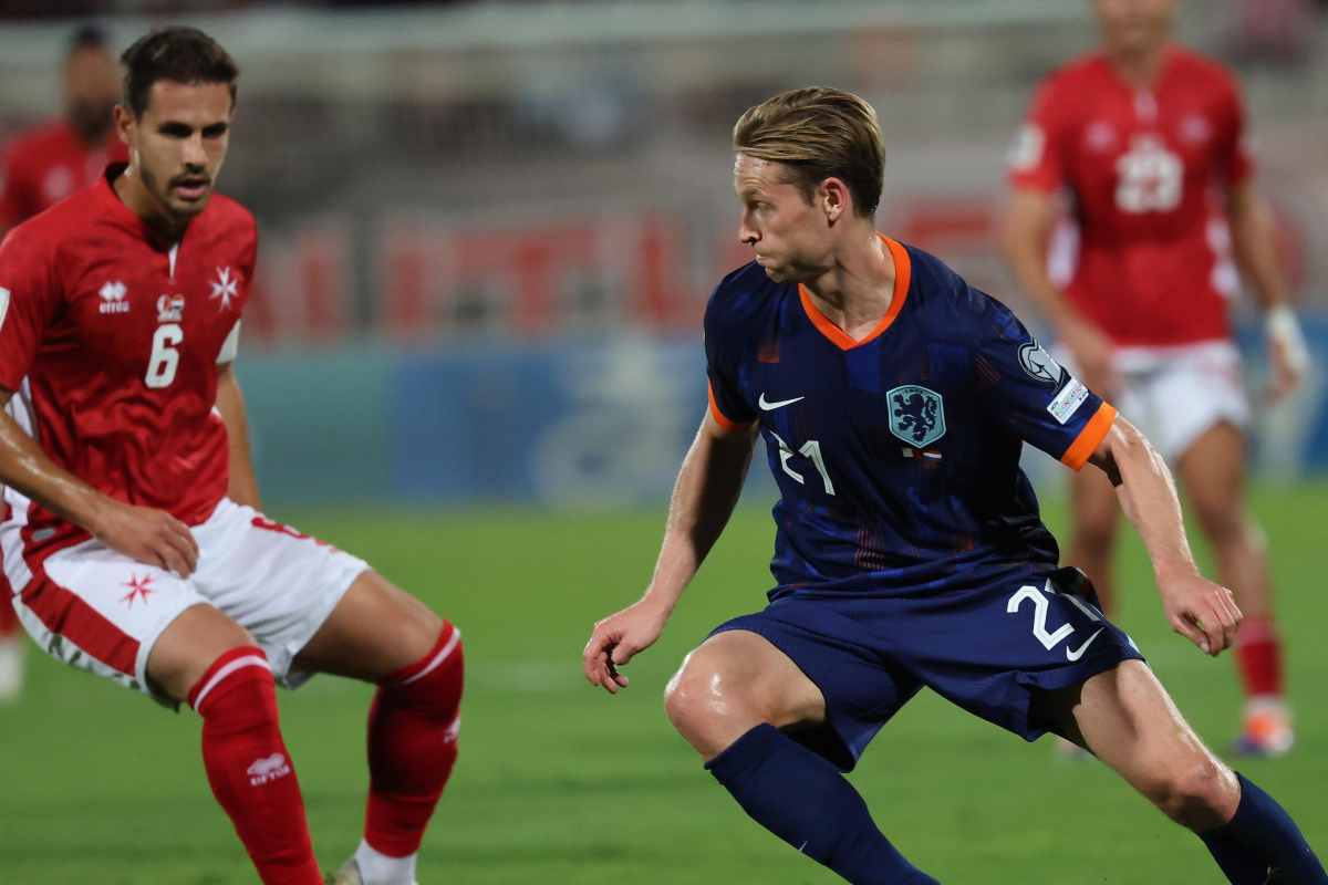 De Jong impegnato in un dribbling