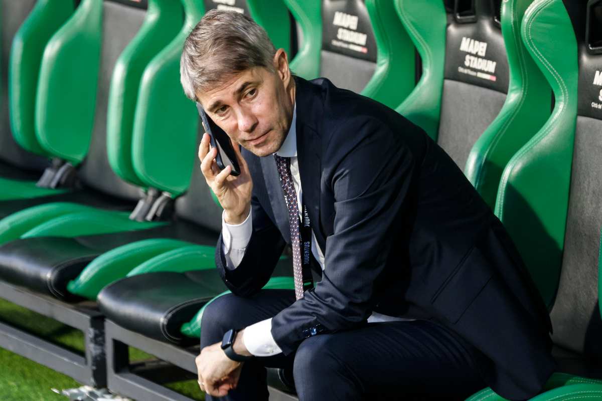 Massara parla al telefono