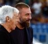 Gasperini e De Rossi ridono a bordo campo