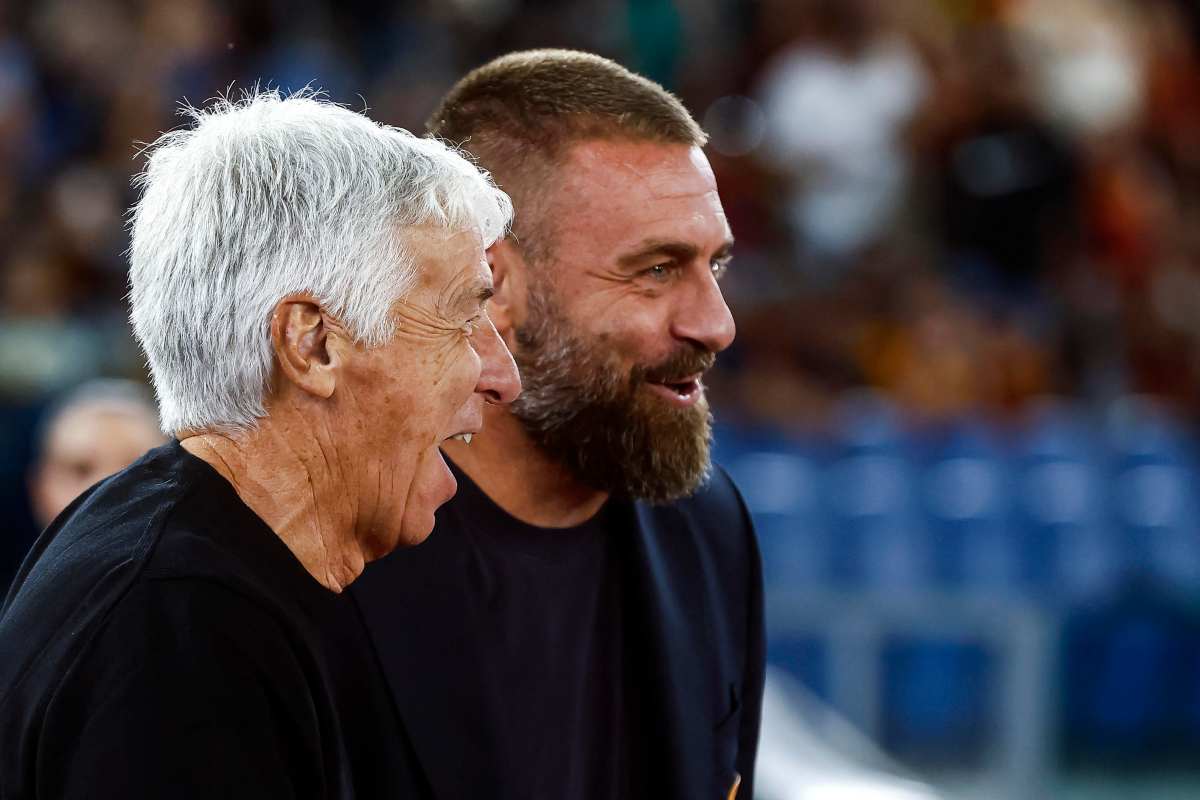 Gasperini e De Rossi ridono a bordo campo