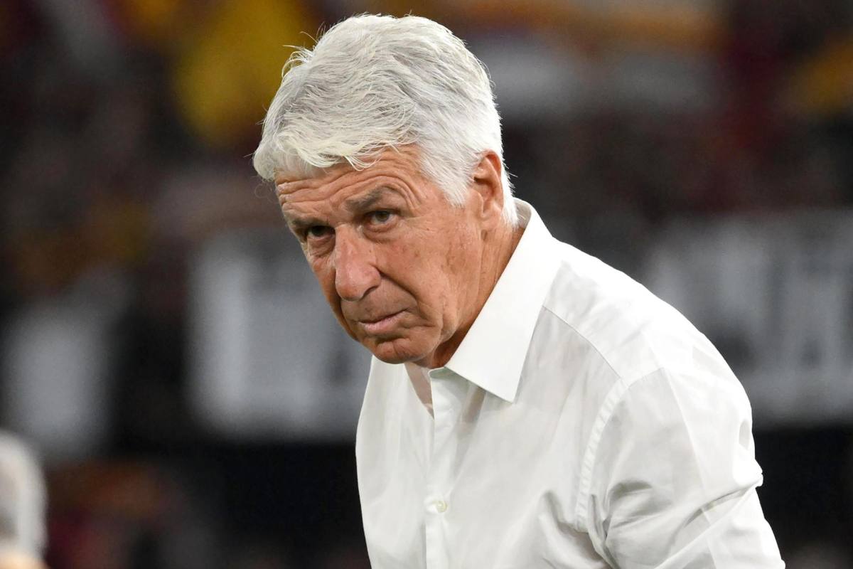 Gian Piero Gasperini con sguardo attento in pacnhina