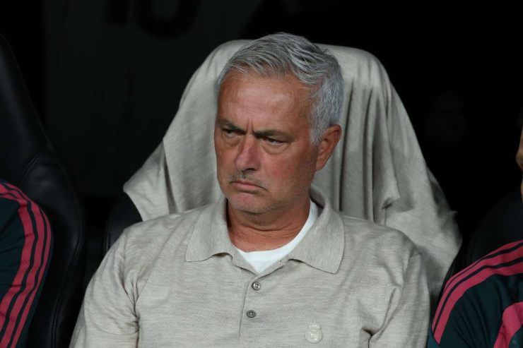 José Mourinho scuro in volto in panchina
