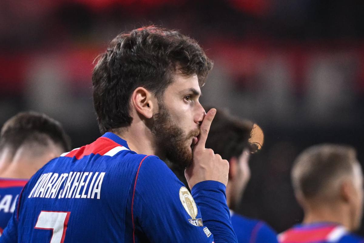 Khvicha Kvaratskhelia silenzia i tifosi