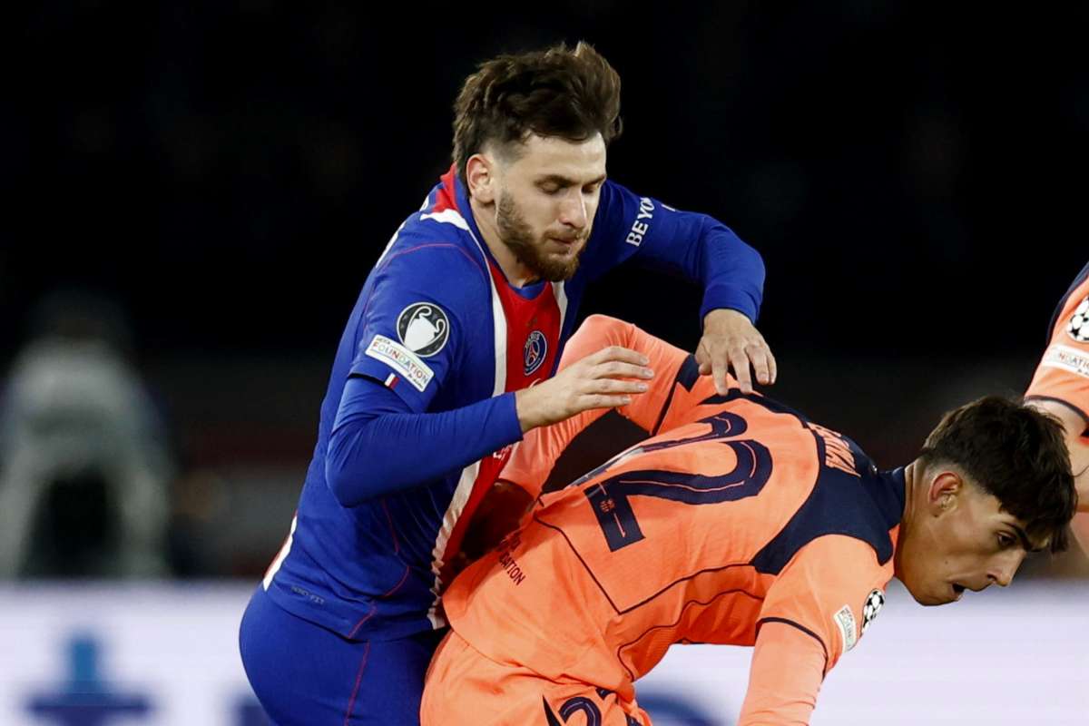 Kvaratskhelia durante PSG-Barcellona