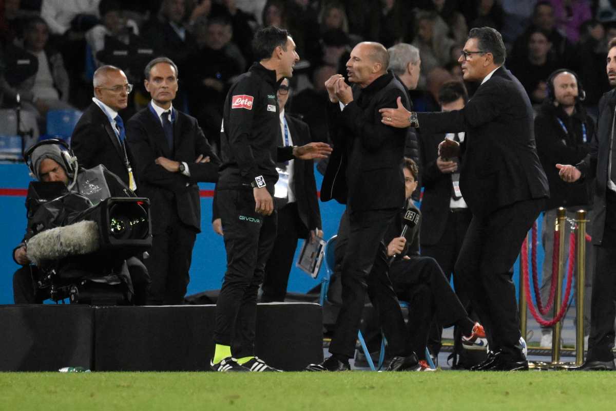 Allegri discute con il quarto uomo dopo l'espulsione