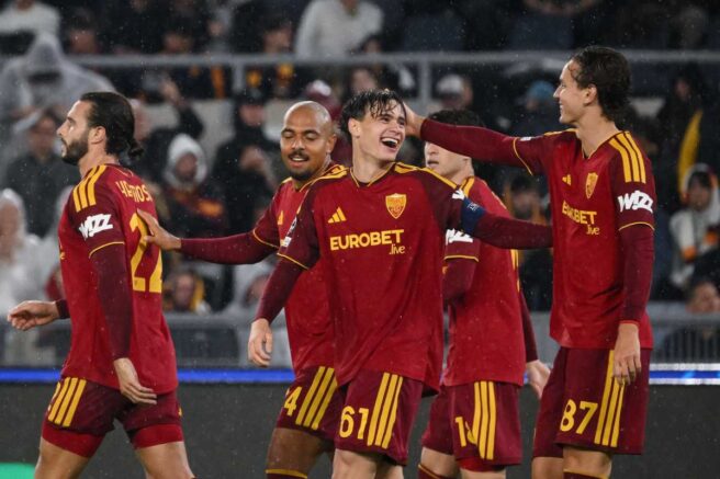 La Roma festeggia il gol di Pisilli