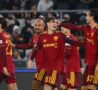 La Roma festeggia il gol di Pisilli