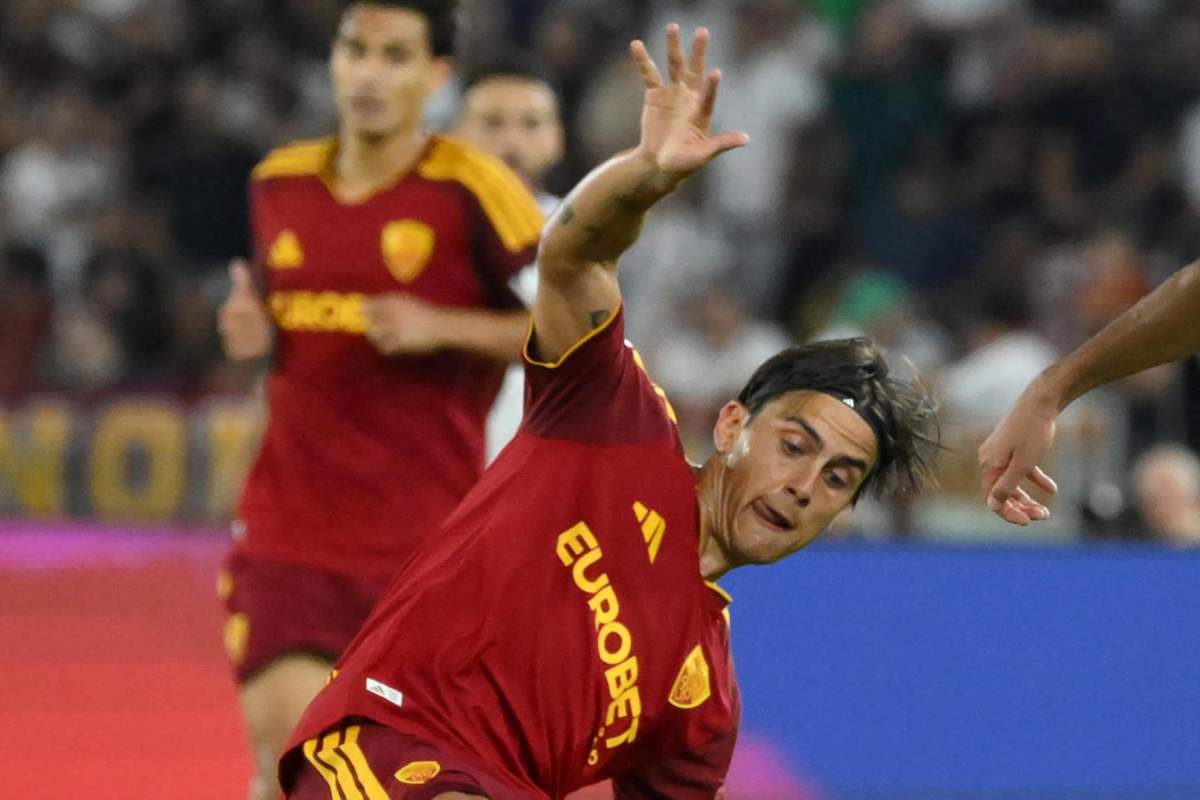 Paulo Dybala perde l'equilibrio