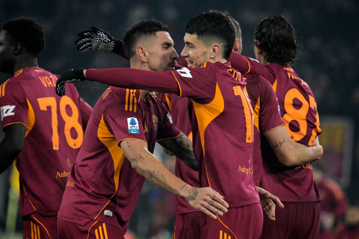 Pellegrini e Soulé esultano dopo un gol