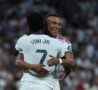 Vinicius e Mbappé si abbracciano