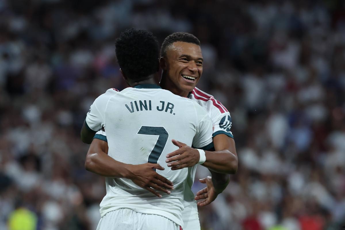 Vinicius e Mbappé si abbracciano
