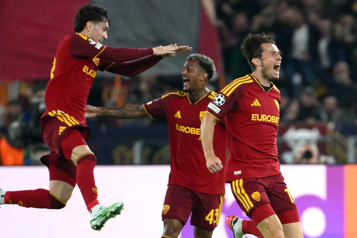 Wesley esulta con de Roon e Soulé
